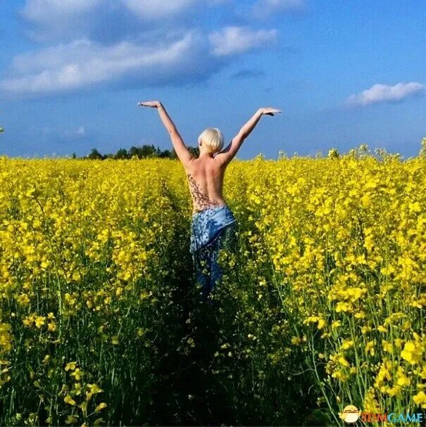 “坦胸露背”照风靡全球 外国美女裸露上身胆真大