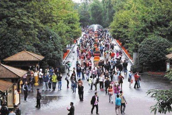 国庆节假期国内出游4.22亿人次，哪些城市旅游的人数量多？