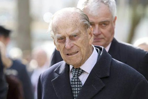 为什么菲利普亲王当年娶女王要放弃希腊王位的继承权？