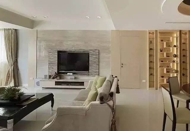 大门对这厕所如何化解 风水大师前来告诉你