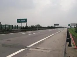 成都一广告牌“从天而降”砸伤男孩,民警火速护送就医,此事该如何追责呢?