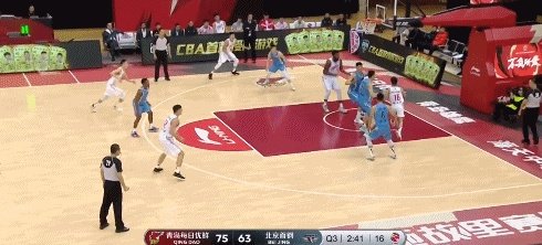 在青岛和北京的比赛中，亚当斯和刘传兴表现怎么样？