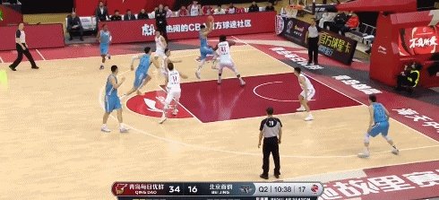 在青岛和北京的比赛中，亚当斯和刘传兴表现怎么样？